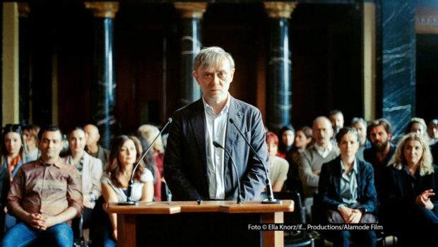 Der Berlinale-Gewinnerfilm „Gelbe Briefe“ mit Hauptdarsteller Tansu Biçer gehört mit neun Nominierungen nun auch zu den großen Favoriten beim Deutschen Filmpreis 2026. Sogar auf elf Nennungen kommt der Cannes-Beitrag „In die Sonne schauen“ von Mascha Schilinski. (Foto © Ella Knorz/if... Productions/Alamode Film)