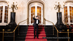 Große Freude bei Schauspieler Christian Friedel. Zum ersten Mal wird der Filmstar durch die Verleihung des Deutschen Filmpreises führen. Die 75. Ausgabe der Preisverleihung findet am 9. Mai statt und wird live in der ZDF-Mediathek sowie zeitversetzt im ZDF ausgestrahlt. (Foto: Deutscher Filmpreis 2025/Clemens Porikys)
