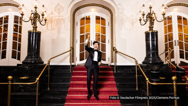 Große Freude bei Schauspieler Christian Friedel. Zum ersten Mal wird der Filmstar durch die Verleihung des Deutschen Filmpreises führen. Die 75. Ausgabe der Preisverleihung findet am 9. Mai statt und wird live in der ZDF-Mediathek sowie zeitversetzt im ZDF ausgestrahlt. (Foto: Deutscher Filmpreis 2025/Clemens Porikys)