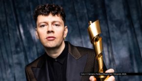 Zum 76. Mal wird am kommenden 29. Mai der Deutsche Filmpreis in Berlin vergeben. Nach seinem gelungenen Einstand im Vorjahr kehrt Schauspieler Christian Friedel auch in diesem Jahr als Moderator zurück. Foto © Clemens Porikys/Deutscher Filmpreis 2026