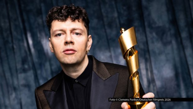 Zum 76. Mal wird am kommenden 29. Mai der Deutsche Filmpreis in Berlin vergeben. Nach seinem gelungenen Einstand im Vorjahr kehrt Schauspieler Christian Friedel auch in diesem Jahr als Moderator zurück. Foto © Clemens Porikys/Deutscher Filmpreis 2026