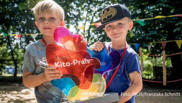 Der Deutsche Kita-Preis ist im besten Kindergartenalter: Er wird fünf und heute in Berlin verliehen. Dabei geht’s um die „Kita des Jahres“ und das „Lokale Bündnis für frühe Bildung des Jahres“. Moderiert wird das Event ab 17:00 Uhr von Entertainerin Barbara Schöneberger. (Foto: DKJS/Franziska Schmitt)