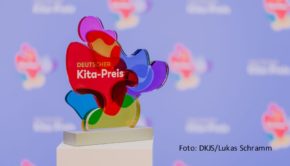 Zum mittlerweile sechsten Mal vergeben das Bundesfamilienministerium und die Deutsche Kinder- und Jugendstiftung den Deutschen Kita-Preis. Die Trophäen werden am 16. Mai im Rahmen einer von Barbara Schöneberger moderierten Veranstaltung in Berlin überreicht. (Foto: DKJS/Lukas Schramm)
