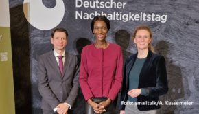 Zum Auftakt des 15. Deutschen Nachhaltigkeitstags stand in Düsseldorf ein Kongressprogramm mit u.a. Moderatorin Liz Shoo, Finanzminister Christian Lindner und der Wirtschaftsweisen Veronika Grimm auf dem Programm. Am heutigen 2. Dezember werden Ehrenpreise u.a. an Fürst Albert II. und Michael Patrick Kelly verliehen. (Foto: smalltalk/A. Kessemeier)