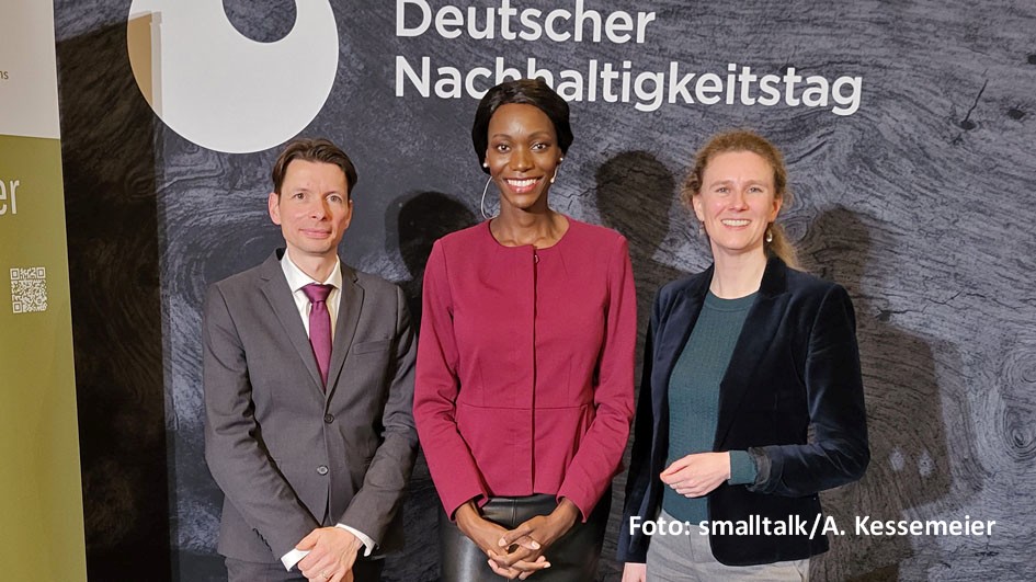 Zum Auftakt des 15. Deutschen Nachhaltigkeitstags stand in Düsseldorf ein Kongressprogramm mit u.a. Moderatorin Liz Shoo, Finanzminister Christian Lindner und der Wirtschaftsweisen Veronika Grimm auf dem Programm. Am heutigen 2. Dezember werden Ehrenpreise u.a. an Fürst Albert II. und Michael Patrick Kelly verliehen. (Foto: smalltalk/A. Kessemeier)