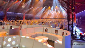 Der Deutsche Radiopreis wird wieder im großen Rahmen verliehen. Zu der von Barbara Schöneberger moderierten Gala in Hamburg, bei der auch Musik-Stars wie Tears for Fears, The BossHoss oder Roland Kaiser auftreten, werden am 8. September rund 850 Gäste erwartet. (Foto: smalltalk)