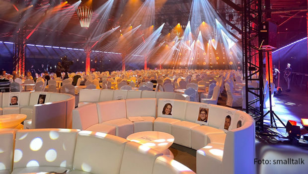 Der Deutsche Radiopreis wird wieder im großen Rahmen verliehen. Zu der von Barbara Schöneberger moderierten Gala in Hamburg, bei der auch Musik-Stars wie Tears for Fears, The BossHoss oder Roland Kaiser auftreten, werden am 8. September rund 850 Gäste erwartet. (Foto: smalltalk)