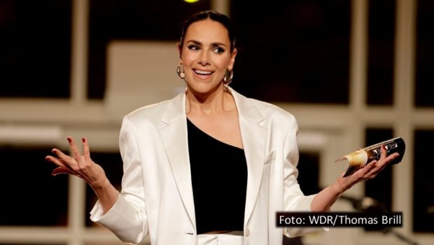 Ester Sedlaczek führte durch die „Nacht der Kreativen“, bei der die ersten elf Auszeichnungen des Deutschen Fernsehpreises vergeben wurden. Foto-WDR_Thomas-Brill.