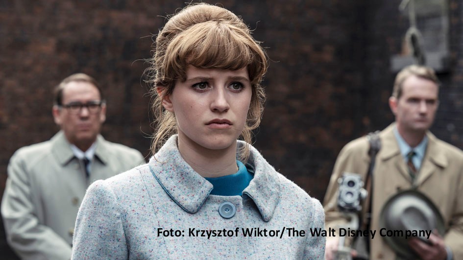 Die starbesetzte deutsche Serien-Eigenproduktion „Deutsches Haus“ startet am 15. November bei Disney+. Neben Hauptdarstellerin Katharina Stark als Übersetzerin im Frankfurter Auschwitz-Prozess spielen u.a. Iris Berben, Heiner Lauterbach, Sabin Tambrea, Henry Hübchen und Alice Dwyer. (Foto: Krzysztof Wiktor/The Walt Disney Company)