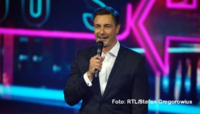 Nach seinem Comeback als Moderator von „Deutschland sucht den Superstar“ steuert Marco Schreyl nun auf die große Entscheidung in der aktuellen Staffel zu. Am 30. April führt er durch das Halbfinale der RTL-Talentshow. Prominenter Gastjuror ist diesmal Joachim Llambi. (Foto: RTL/Stefan Gregorowius)
