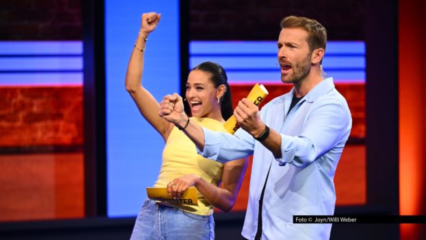 Am 1. September startet auf ProSieben die sechsteilige Comedy-Game-Show „Deutschlands dümmster Promi“. Das besondere Konzept: Acht Stars versuchen, möglichst nicht zu gewinnen. Moderiert wird das Format erstmals gemeinsam von Amira Aly und Christian Düren. Foto © Joyn/Willi Weber
