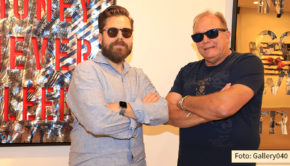 Gemeinsam mit dem Galeristen Dennis Baumert eröffnete Devin Miles seine aktuelle Ausstellung in der Hamburger „Gallery040“. Der Titel lautet schlicht „Pop“. Kein Wunder, denn Devin Miles gilt als einer der wichtigsten und erfolgreichsten Vertreter der Contemporary German Pop Art. (Foto: Gallery040)