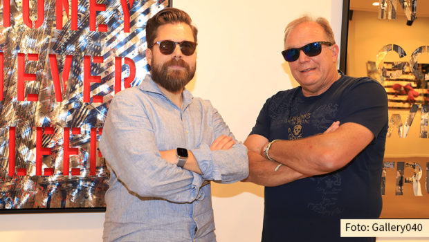 Gemeinsam mit dem Galeristen Dennis Baumert eröffnete Devin Miles seine aktuelle Ausstellung in der Hamburger „Gallery040“. Der Titel lautet schlicht „Pop“. Kein Wunder, denn Devin Miles gilt als einer der wichtigsten und erfolgreichsten Vertreter der Contemporary German Pop Art. (Foto: Gallery040)