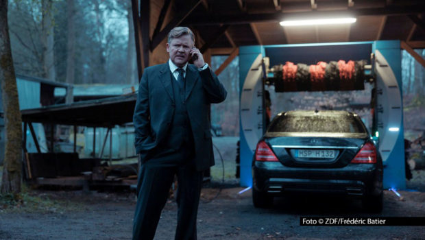 Autowäsche ist sein Hobby, dubiose Steuersparmodelle sein Beruf: Justus von Dohnányi spielt eine der Hautfiguren in der von realen Begebenheiten inspirierten Fiction-Serie „Die Affäre Cum-Ex“. Am 13. und 14. April wird die sehenswerte deutsch-dänische Produktion im ZDF ausgestrahlt. (Foto © ZDF/Frédéric Batier)