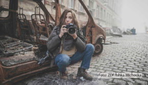 2014 wurde die deutsche Kriegsfotografin Anja Niedringhaus in Afghanistan Opfer eines Attentats. Das ZDF zeigt am 25. Juli um 22:15 Uhr das Dokudrama „Die Bilderkriegerin“ über das Leben und die Arbeit der mutigen Journalistin. Die Hauptrolle übernimmt dabei Antje Traue. (Foto: ZDF/Ishka Michocka)