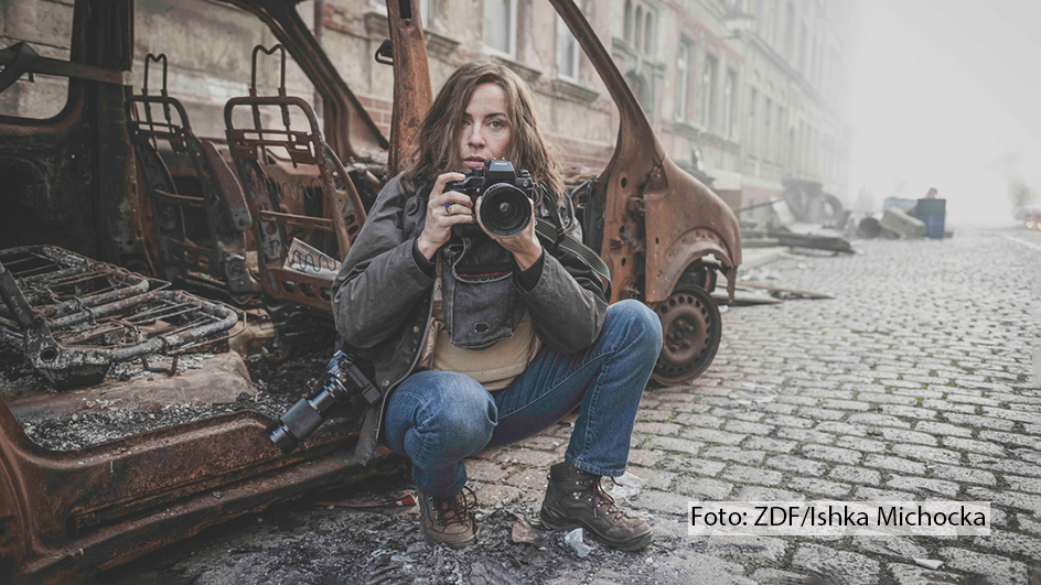 2014 wurde die deutsche Kriegsfotografin Anja Niedringhaus in Afghanistan Opfer eines Attentats. Das ZDF zeigt am 25. Juli um 22:15 Uhr das Dokudrama „Die Bilderkriegerin“ über das Leben und die Arbeit der mutigen Journalistin. Die Hauptrolle übernimmt dabei Antje Traue. (Foto: ZDF/Ishka Michocka)