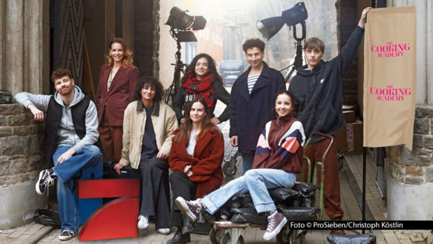 Erstmals seit 18 Jahren bringt ProSieben wieder eine Daily an den Start. Ab diesem Monat wird in Köln und Umgebung für „Die Cooking Academy“ gedreht. Die fiktionale Kulinarik-Serie mit u.a. Lara Kimpel, Simone Hanselmann, Helen Woigk und Mirco Wallraf soll noch im Frühjahr 2025 starten. Foto © ProSieben/Christoph Köstlin
