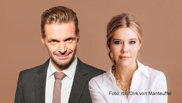 Ab dem 2. Dezember strahlt Das Erste neue Folgen von „Die Florian Schroeder Satireshow“ aus. Der Namensgeber bekommt dabei prominente Unterstützung auf der Bühne. Moderatorin und Autorin Laura Karasek ist ab sofort als Redaktionsleiterin mit dabei. (Foto: rbb/Dirk von Manteufel)