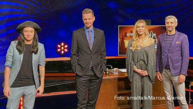 Zum zweiten Mal unterstützt Laura Karasek als Redaktionsleiterin und Sidekick den Namensgeber der „Florian Schroeder Satireshow“ im Ersten. Als Gäste empfangen die beiden am heutigen 16. Dezember Diana Kinnert und Michel Abdollahi. (Foto: smalltalk/Marcus Wanke)