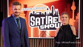Florian Schroeder und seine Redaktionsleiterin Laura Karasek laden am heutigen 10. März wieder zum späten Satire-Talk im Ersten ein. Gäste in der neuen Ausgabe von „Die Florian Schroeder Satireshow“ sind der Politiker Boris Palmer und der Moderator Frank Plasberg. (Foto: HR/rbb/Frank Eidel)
