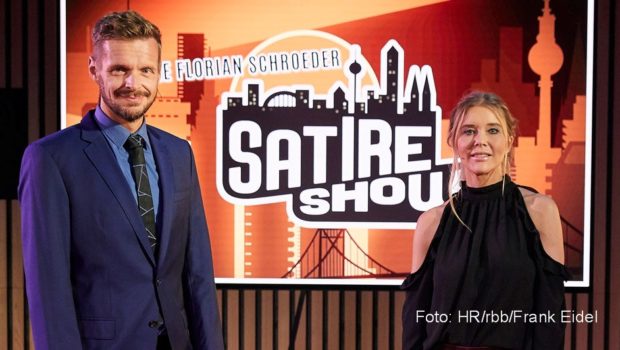Florian Schroeder und seine Redaktionsleiterin Laura Karasek laden am heutigen 10. März wieder zum späten Satire-Talk im Ersten ein. Gäste in der neuen Ausgabe von „Die Florian Schroeder Satireshow“ sind der Politiker Boris Palmer und der Moderator Frank Plasberg. (Foto: HR/rbb/Frank Eidel)