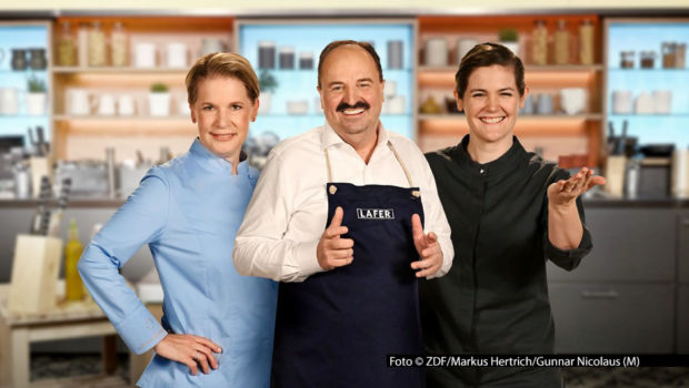 Der ZDF-Dauerbrenner „Die Küchenschlacht“ kommt am 3. September erstmals in die Primetime. In der 90-minütigen „XXL“-Sonderausgabe stellen sich die Moderatoren Cornelia Poletto, Johann Lafer und Viktoria Fuchs selbst dem Wettbewerb. Ein Hobbykoch-Team fordert sie heraus. Foto © ZDF/Markus Hertrich/Gunnar Nicolaus