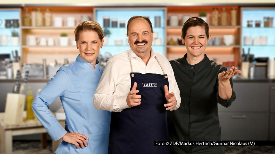 Der ZDF-Dauerbrenner „Die Küchenschlacht“ kommt am 3. September erstmals in die Primetime. In der 90-minütigen „XXL“-Sonderausgabe stellen sich die Moderatoren Cornelia Poletto, Johann Lafer und Viktoria Fuchs selbst dem Wettbewerb. Ein Hobbykoch-Team fordert sie heraus. Foto © ZDF/Markus Hertrich/Gunnar Nicolaus