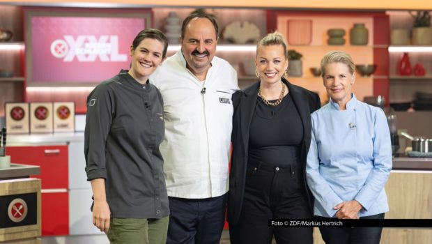 Die ZDF-„Küchenschlacht“ gibt’s am 3. September auf einem ungewohnten Sendeplatz: Ab 20:15 Uhr treten drei Hobbyköche gegen die Spitzengastronomen Cornelia Poletto, Viktoria Fuchs und Johann Lafer an. Moderiert wird die XXL-Ausgabe des Formats von Profiköchin Zora Klipp. Foto © ZDF/Markus Hertrich