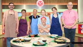 Am 28. Juli lädt Cornelia Poletto zu einer neuen Wettbewerbswoche der ZDF „Küchenschlacht“ ein. Diesmal allerdings in kompakter Form, denn wegen der Sportübertragung der „Finals“ fällt der Freitag aus. Fünf statt sechs Hobbyköche treten an, um mit ihren Gerichten zu überzeugen. Foto © ZDF/Gunnar Nicolaus