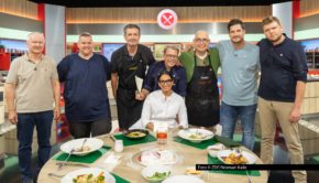 Am heutigen 13. Oktober startet im ZDF die ChampionsWeek der „Küchenschlacht“. Moderator Mario Kotaska begrüßt fünf Hobbyköche, die sich bereits einen Wochensieg sichern konnten. Nun treten sie gegeneinander an. Zum Wochenauftakt übernimmt Sterneköchin Alina Meissner-Bebrout die Bewertung der Gerichte. Foto © ZDF/Norman Kalle