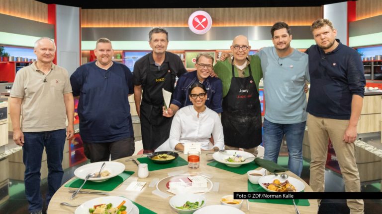 Am heutigen 13. Oktober startet im ZDF die ChampionsWeek der „Küchenschlacht“. Moderator Mario Kotaska begrüßt fünf Hobbyköche, die sich bereits einen Wochensieg sichern konnten. Nun treten sie gegeneinander an. Zum Wochenauftakt übernimmt Sterneköchin Alina Meissner-Bebrout die Bewertung der Gerichte. Foto © ZDF/Norman Kalle