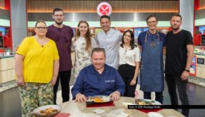 Heute startet das ZDF in eine neue „Küchenschlacht“-Woche, moderiert vom österreichischen Spitzenkoch Alexander Kumptner. Unterstützung bekommt er gleich zum Auftakt von seinem Landsmann und Kollegen Richard Rauch, der als Juror die Teller bewertet. Foto © ZDF/Norman Kalle