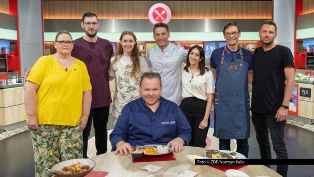 Heute startet das ZDF in eine neue „Küchenschlacht“-Woche, moderiert vom österreichischen Spitzenkoch Alexander Kumptner. Unterstützung bekommt er gleich zum Auftakt von seinem Landsmann und Kollegen Richard Rauch, der als Juror die Teller bewertet. Foto © ZDF/Norman Kalle