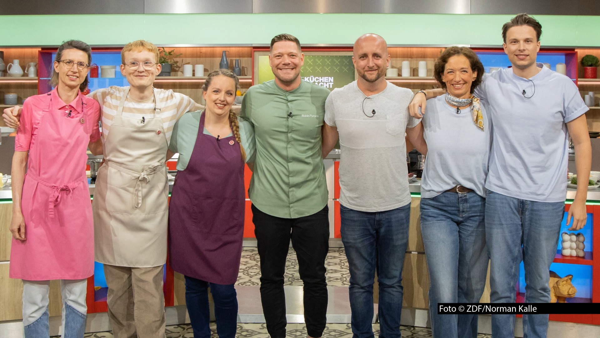 Sechs Hobbyköchinnen und -köche gehen ab dem 13. Juli in eine neue Wettbewerbswoche bei „Die Küchenschlacht“ im ZDF mit Robin Pietsch.
