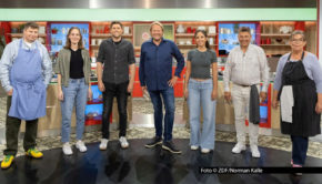 Mit sechs Kandidatinnen und Kandidaten startet Gastgeber Björn Freitag am 8. September in eine neue Woche beim ZDF-Kochshow-Klassiker „Die Küchenschlacht“. Als Juroren sind u.a. Richard Rauch, Alina Meissner-Bebrout und Tarik Rose am Start. Foto © ZDF/Norman Kalle