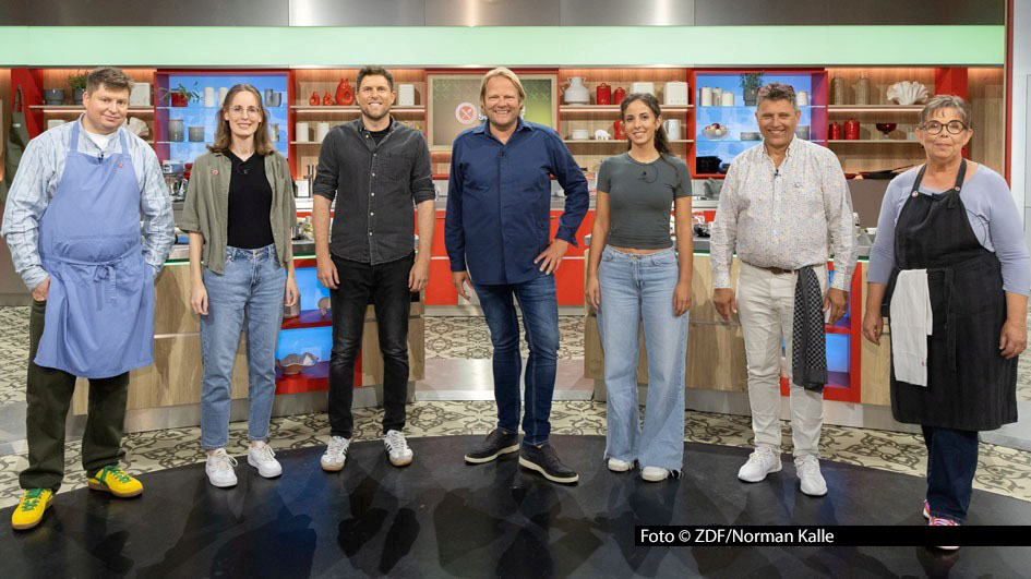 Mit sechs Kandidatinnen und Kandidaten startet Gastgeber Björn Freitag am 8. September in eine neue Woche beim ZDF-Kochshow-Klassiker „Die Küchenschlacht“. Als Juroren sind u.a. Richard Rauch, Alina Meissner-Bebrout und Tarik Rose am Start. Foto © ZDF/Norman Kalle