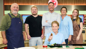 Zwei-Sterne-Koch Robin Pietsch führt ab dem 10. November durch eine weitere Ehemaligen-Woche in der ZDF-Show „Die Küchenschlacht“. Als Montags-Jurorin begutachtet Cornelia Poletto die kulinarischen Beiträge der Kandidaten Gottfried, Maximilian, Barbara und Maren. (Foto © ZDF/Gunnar Nicolaus)