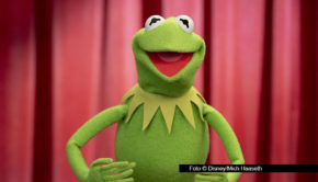 Die legendäre „Muppet Show“ wird 50. Und dazu gibt‘s ab 4. Februar bei Disney+ ein Special zum Geburtstag der Originalserie. Gaststar bei Kermit und Co. ist Sängerin und Schauspielerin Sabrina Carpenter. Dabei kommt es zum Gipfeltreffen mit Miss Piggy. (Foto © Disney/Mich Haaseth)