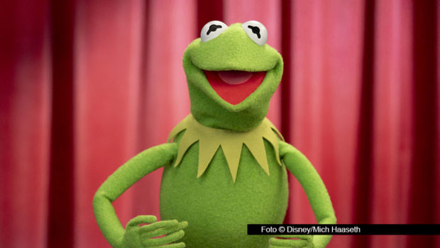 Die legendäre „Muppet Show“ wird 50. Und dazu gibt‘s ab 4. Februar bei Disney+ ein Special zum Geburtstag der Originalserie. Gaststar bei Kermit und Co. ist Sängerin und Schauspielerin Sabrina Carpenter. Dabei kommt es zum Gipfeltreffen mit Miss Piggy. (Foto © Disney/Mich Haaseth)