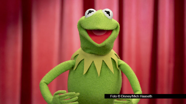 Die legendäre „Muppet Show“ wird 50. Und dazu gibt‘s ab 4. Februar bei Disney+ ein Special zum Geburtstag der Originalserie. Gaststar bei Kermit und Co. ist Sängerin und Schauspielerin Sabrina Carpenter. Dabei kommt es zum Gipfeltreffen mit Miss Piggy. (Foto © Disney/Mich Haaseth)