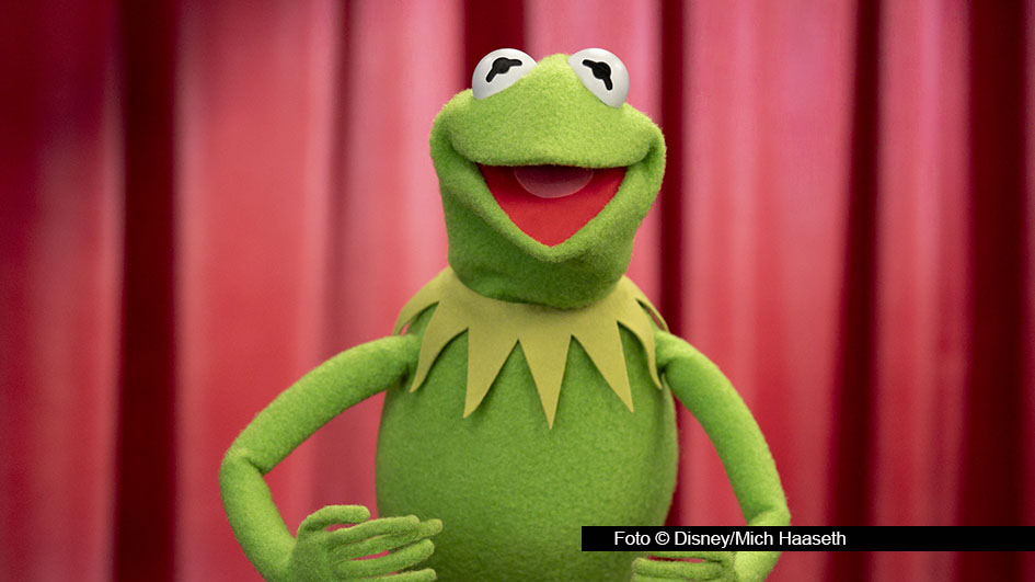 Die legendäre „Muppet Show“ wird 50. Und dazu gibt‘s ab 4. Februar bei Disney+ ein Special zum Geburtstag der Originalserie. Gaststar bei Kermit und Co. ist Sängerin und Schauspielerin Sabrina Carpenter. Dabei kommt es zum Gipfeltreffen mit Miss Piggy. (Foto © Disney/Mich Haaseth)