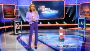 Die gebürtige Hamburgerin Laura Karasek ist die neue Moderatorin der seit mehr als 20 Jahren laufenden „NDR Quizshow“. Am Sonntag, den 23. April, um 22:05 Uhr steht für die 40-Jährige im NDR Fernsehen der Auftakt zu ihrer ersten Staffel auf dem Programm. Die Moderatorin, Autorin und Juristin wird darin an insgesamt 16 Sonntagen durch das Ratespiel rund um Themen aus dem Norden führen. Im smalltalk-Interview spricht Karasek u.a. über den besonderen Reiz von Quizshows und ihre Vorbereitung auf die neue Aufgabe. (Foto: NDR/Uwe Ernst)