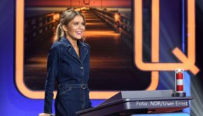 Moderatorin Laura Karasek führt seit dem 14. Januar wieder regelmäßig durch die „NDR Quizshow“ in der späten Primetime des NDR Fernsehens. Zum Staffelauftakt verzeichnete die traditionsreiche Ratesendung einen guten Marktanteil von 9,3 Prozent im NDR-Sendegebiet. (Foto: NDR/Uwe Ernst)