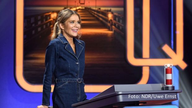Moderatorin Laura Karasek führt seit dem 14. Januar wieder regelmäßig durch die „NDR Quizshow“ in der späten Primetime des NDR Fernsehens. Zum Staffelauftakt verzeichnete die traditionsreiche Ratesendung einen guten Marktanteil von 9,3 Prozent im NDR-Sendegebiet. (Foto: NDR/Uwe Ernst)