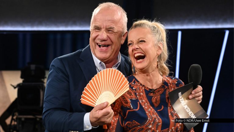 Das Moderations-Duo Barbara Schöneberger und Hubertus Meyer-Burckhardt begrüßt am 7. August ab 22:00 Uhr im NDR und HR Fernsehen u.a. Moderatorin Marijke Amado und VIVA-Legende Janin Ullmann in einer neuen Ausgabe der „NDR Talk Show“. Foto © NDR/Uwe Ernst