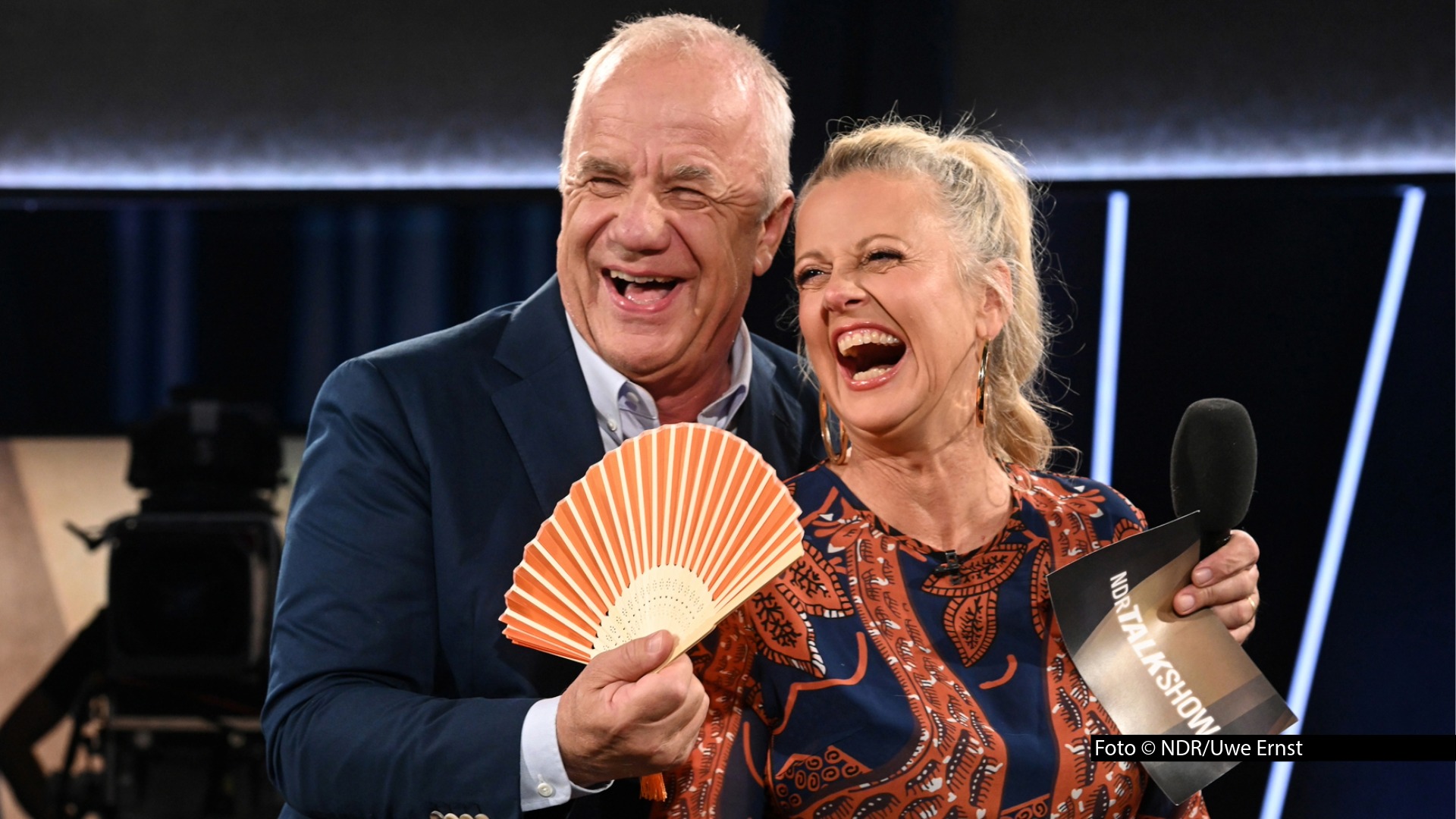 Das Moderations-Duo Barbara Schöneberger und Hubertus Meyer-Burckhardt begrüßt am 7. August ab 22:00 Uhr im NDR und HR Fernsehen u.a. Moderatorin Marijke Amado und VIVA-Legende Janin Ullmann in einer neuen Ausgabe der „NDR Talk Show“. Foto © NDR/Uwe Ernst