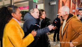 Nach dem Haupt-Cast hat RTL nun auch bekannt gegeben, welche Promis am 27. März kurze Cameo-Auftritte bei dem Musik-Event „Die Passion“ absolvieren. Diesmal sind u.a. Janique Johnson, Wolfram Kons und Jana Azizi dabei. Sie spielen Reporter, die den von Ben Blümel dargestellten Jesus interviewen. (Foto: RTL/Stefan Gregorowius)