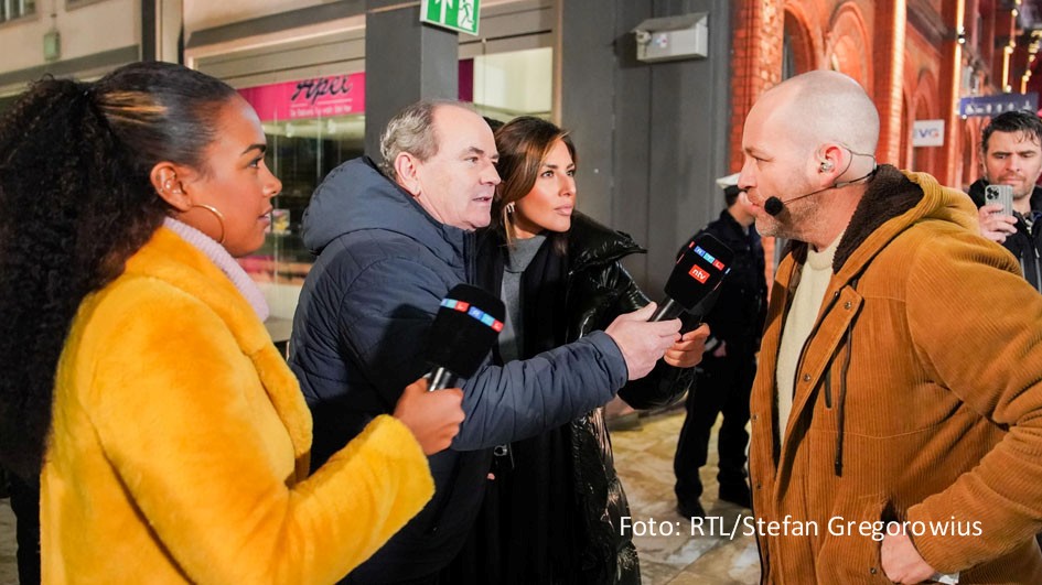 Nach dem Haupt-Cast hat RTL nun auch bekannt gegeben, welche Promis am 27. März kurze Cameo-Auftritte bei dem Musik-Event „Die Passion“ absolvieren. Diesmal sind u.a. Janique Johnson, Wolfram Kons und Jana Azizi dabei. Sie spielen Reporter, die den von Ben Blümel dargestellten Jesus interviewen. (Foto: RTL/Stefan Gregorowius)