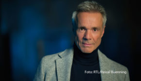 Am 27. März kehrt „Die Passion“ nach einjähriger Pause zurück zu RTL. Schauspieler Hannes Jaenicke führt als Erzähler durch das Live-Spektakel, das in der Karwoche die letzten Tage im Leben von Jesus von Nazareth neu erzählt. Wer die Hauptrollen in dem TV-Musical übernehmen wird, wurde noch nicht bekannt gegeben. (Foto: RTL / Pascal Buenning)