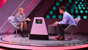 „Die Pyramide“ feiert heute Abend ihr Comeback in Sat.1. Moderator Jörg Pilawa begrüßt vier Kandidatinnen und Kandidaten, die gemeinsam mit ihren prominenten Spielpartnern um den Sieg spielen. Mit dabei sind u.a. Ruth Moschner, Simone Thomalla, Bastian Bielendorfer und Tom Beck. (Foto: Sat.1/Willi Weber)